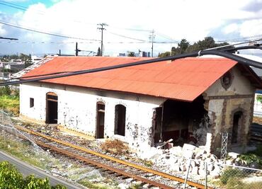 Auto choca contra estación del ferrocarril en Cuautitlán