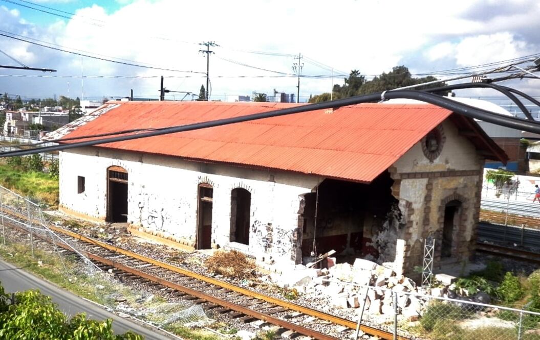 Una camioneta chocó contra la antigua estación del ferrocarril de este municipio y la destruyó parcialmente. Foto Juan Manuel Barrera