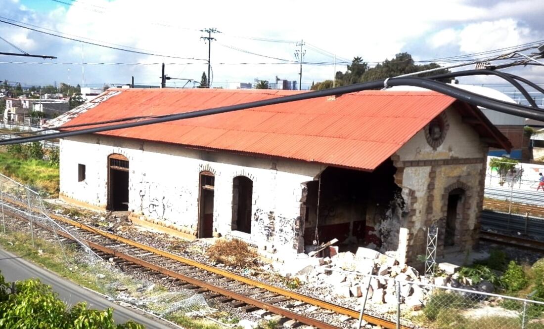 Una camioneta chocó contra la antigua estación del ferrocarril de este municipio y la destruyó parcialmente. Foto Juan Manuel Barrera