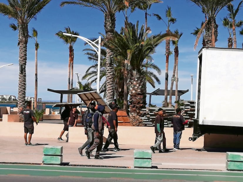 Grupos de migrantes optan por no estar sentados mucho tiempo y prefieren conocer un poco la ciudad y pasear por el malecón. Foto: Gradys Navarro | El Universal