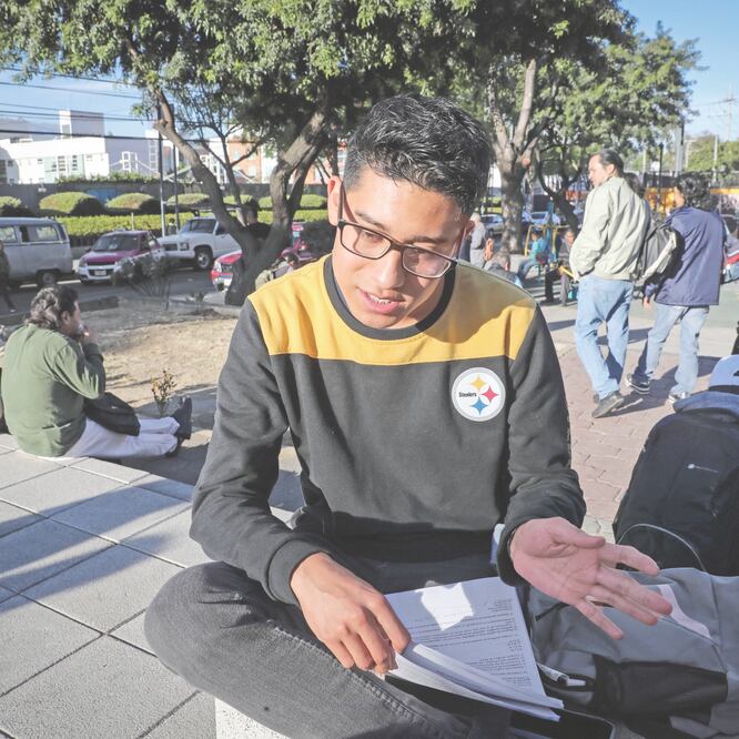 A pocos minutos de entrar al examen para ingresar a la UNAM, Bryan Antonio aprovecha para seguir estudiando álgebra, la materia que, afirma, le cuesta más trabajo. JUAN CARLOS REYES. EL UNIVERSAL