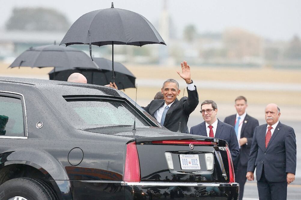 El mandatario Barack Obama saluda antes de entrar a su limusina, tras haber descendido del Air Force One, en el aeropuerto internacional de la capital cubana. (Foto: LUIS CORTÉS. EL UNIVERSAL)