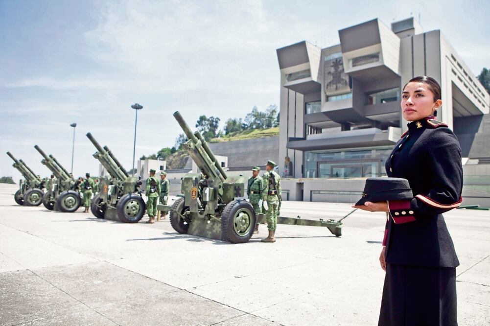 Karla Janet Hernández obtuvo los mejores promedios de su generación. Ahora se prepara para el desfile del 16 de septiembre y después estudiará la especialidad de Artillería en Irapuato (CRISTOPHER ROGEL. EL UNIVERSAL)