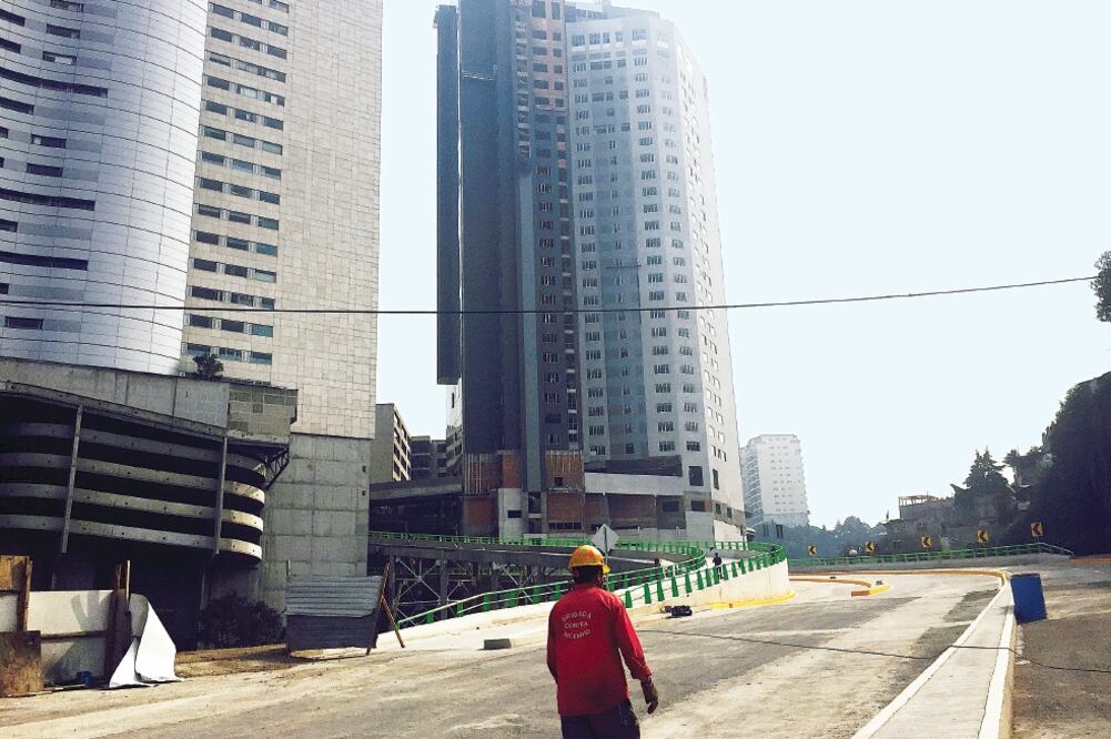 Habitantes de la comunidades del El Olivo y San Fernando exigen que no los dejen incomunicados con la vialidad; pidieron abrir paso a sus comunidades (REBECA JIMÉNEZ. EL UNIVERSAL)