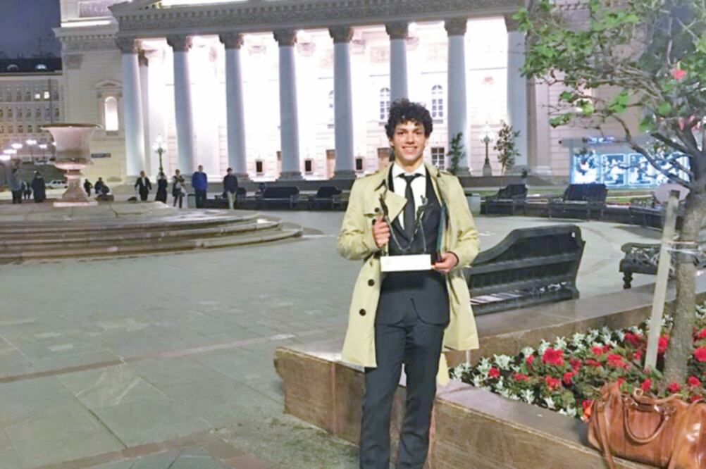 Tras la ceremonia, el bailarín publicó una foto en Twitter con su premio. (TWITTER DE ISAAC HERNÁNDEZ)