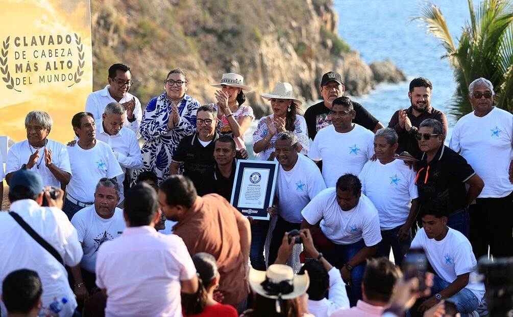 Clavadistas reciben un certificado de récord Guiness en el acantilado de la Quebrada. Foto: EFE