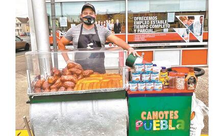 Mexicano vende camotes de puebla en Nueva York