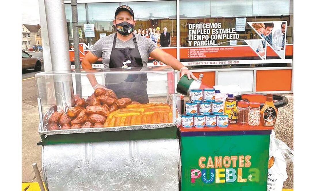 Hernán Arellano sale a vender sus camotes y plátanos con la receta tradicional de Puebla, la cual le fue heredada por su tío y su padre, por las calles de Nueva York desde hace dos años. Fotos: Cortesía.