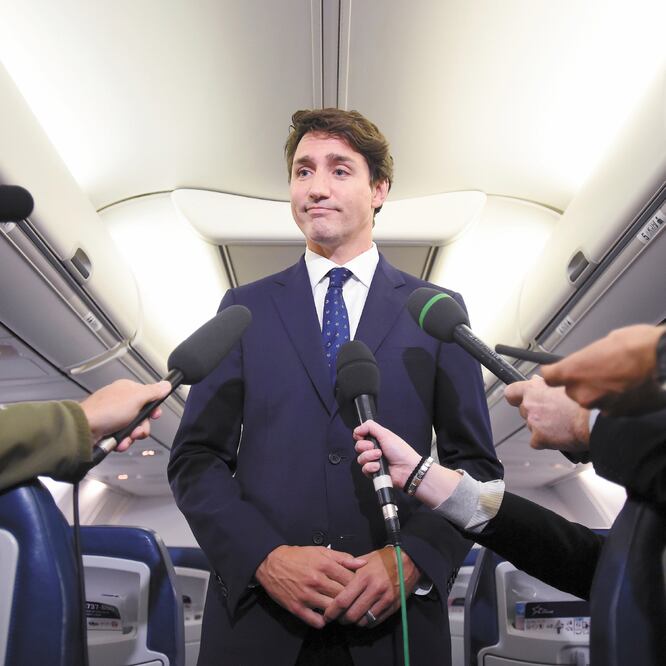 El primer ministro canadiense, Justin Trudeau, ayer en un vuelo en Halifax, Nueva Escocia. El gobernante se disculpó tras difundirse una imagen de un anuario en el que sale pintado de negro. SEAN KILPATRICK. AP