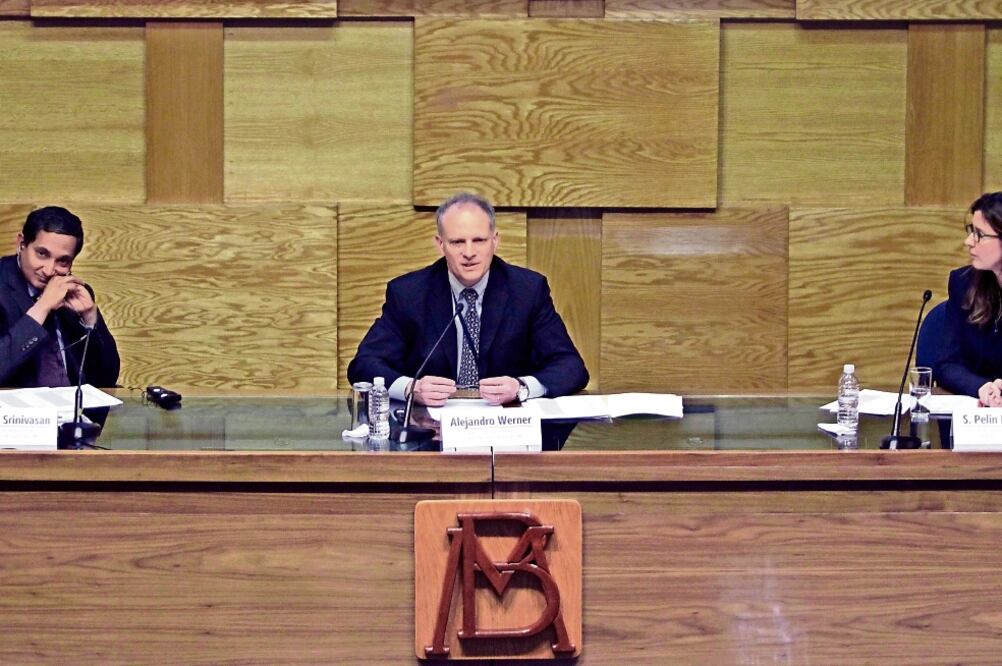 Los funcionarios del FMI, Krishna Srinivasan, Alejandro Werner y Pelin Berkmen, durante la presentación del estudio de perspectivas económicas para AL (CARLOS MEJÍA. EL UNIVERSAL)