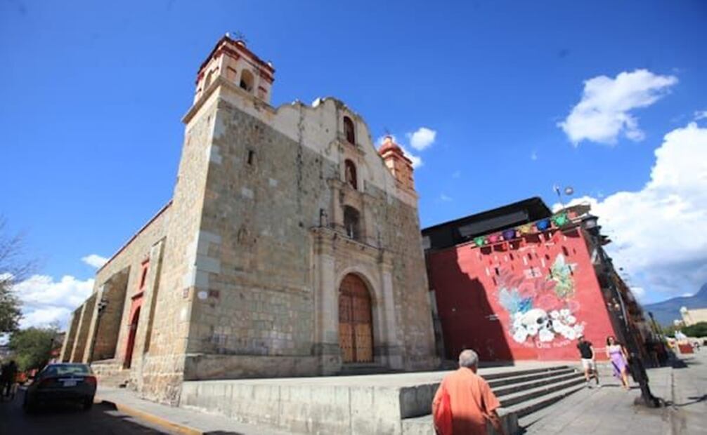Está adornada con cuatro nichos alineados verticalmente todos enmarcados con pilastras con capitel toscano. Foto: Edwin Hernández / EL UNIVERSAL