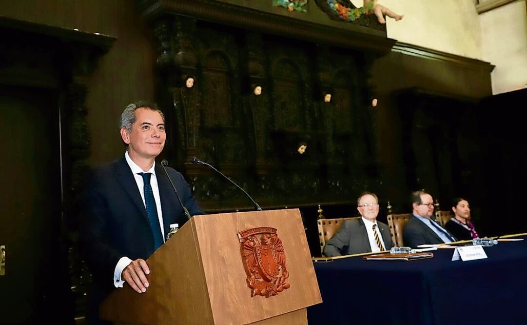 El secretario de Hacienda, Edgar Amador, acompañado del rector de la UNAM, Leonardo Lomelí (tercero de izq. a der.) y Lorena Rodríguez, directora de la Facultad de Economía, entre otros, al inaugurar la Cátedra SHCP 2025. Foto: Especial