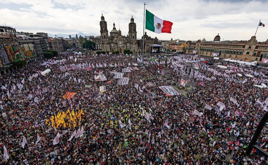 Claudia Sheinbaum Pardo, jefa del Ejecutivo federal, dio a conocer los 100 compromisos de su gobierno ante un Zócalo capitalino totalmente abarrotado. Foto: Hugo Salvador / EL UNIVERSAL