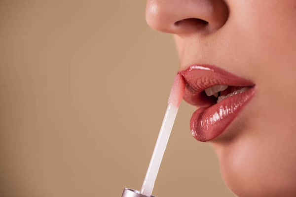 Cuáles son las diferencias entre aceite labial y brillo labial