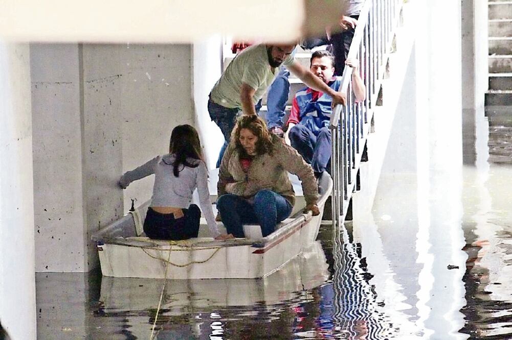 Rescate. En la colonia Pensil Norte vecinos de un conjunto residencial fueron evacuados en lanchas (DELEGACIÓN MIGUEL HIDALGO)