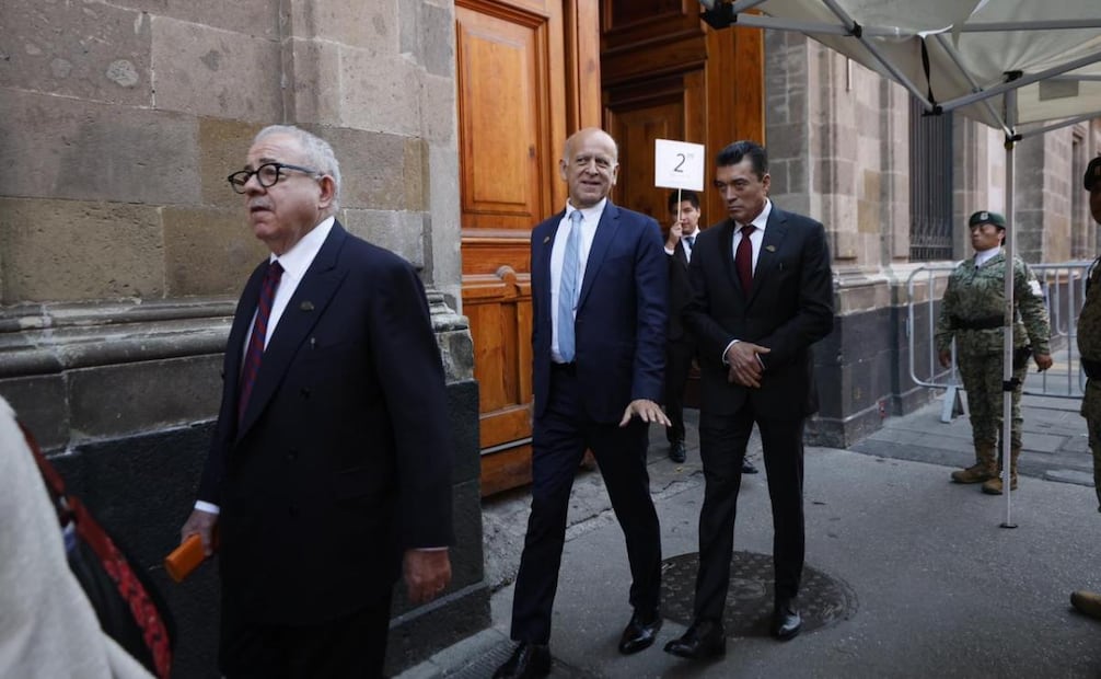 Juan Antonio Ferrer, representante permanente de México ante la Unesco y Rutilio Escandón Cadenas, Cónsul General de México en Miami, saliendo de reunión con Sheinbaum (07/12/2025). Foto: Diego Simón Sánchez / EL UNIVERSAL