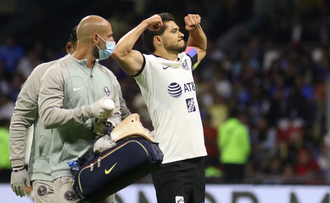 Henry Martín celebra su gol en el Clásico Joven mientras, a la par, es atendido por médicos - Foto: Deportes
