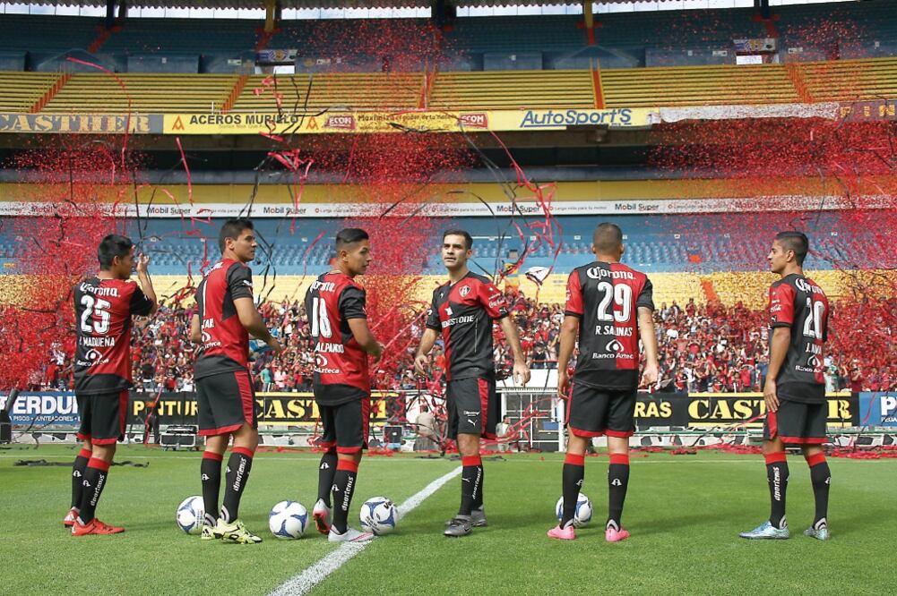 Rafael Márquez fue el refuerzo que mayor ovación recibió durante la presentación en el césped del Jalisco (ALFREDO MOYA. JAM MEDIA)