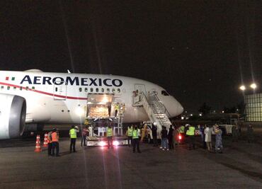 El de esta noche, el primero de 20 vuelos: Ebrard