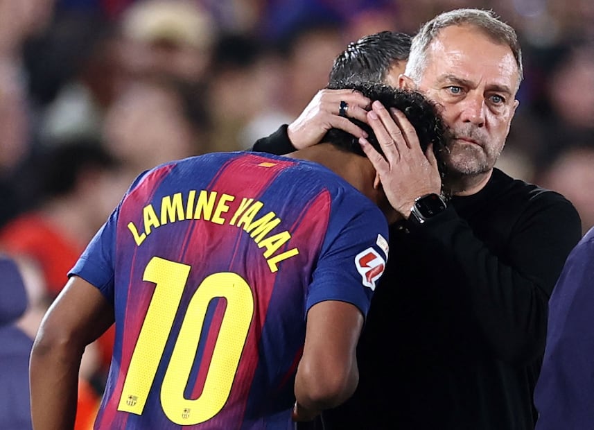 Hans-Dieter Flick y Lamine Yamal, durante un partido entre Barcelona y Celta de Vigo - Foto: AFP