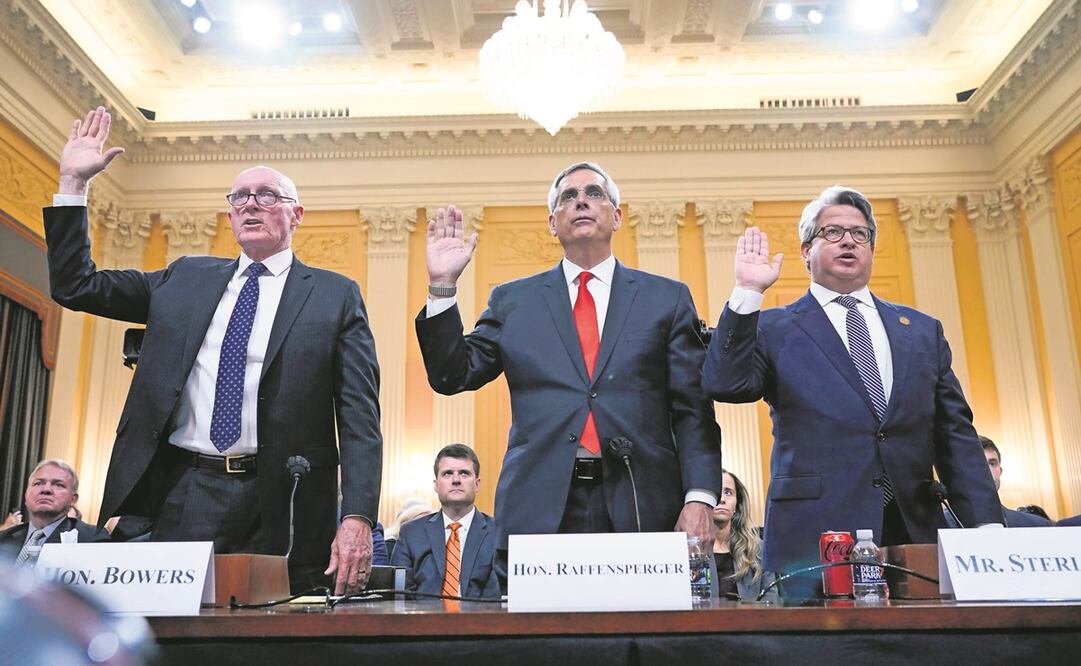 Rusty Bowers, presidente de la Cámara Baja de Arizona; Brad Raffensperger, secretario de Estado de Georgia, y Gabe Sterling, alto cargo del mismo estado. Foto: Jacquelyn Martin/ AP.