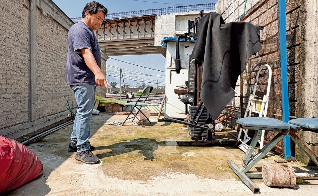 José Arellano muestra las grietas en su techo donde le realizaron diversas reparaciones que duraron poco tiempo. Foto: Arturo Contreras / EL UNIVERSAL