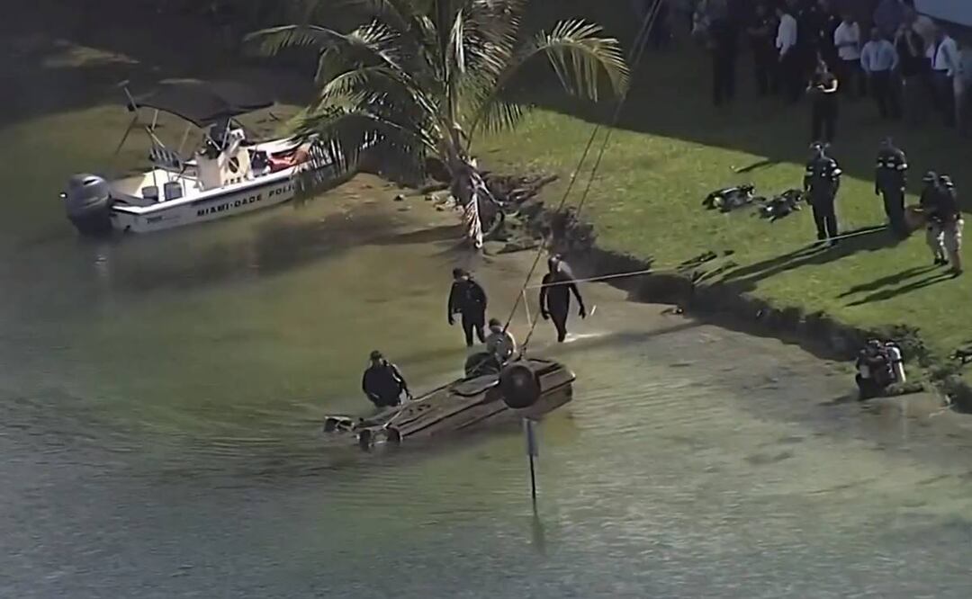Más de 30 autos hundidos en un lago fueron hallados en Florida. Foto: Caprura de pantalla.