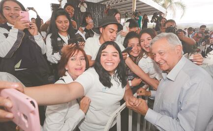 Ahora sí. AMLO pide sana distancia hasta en las selfies