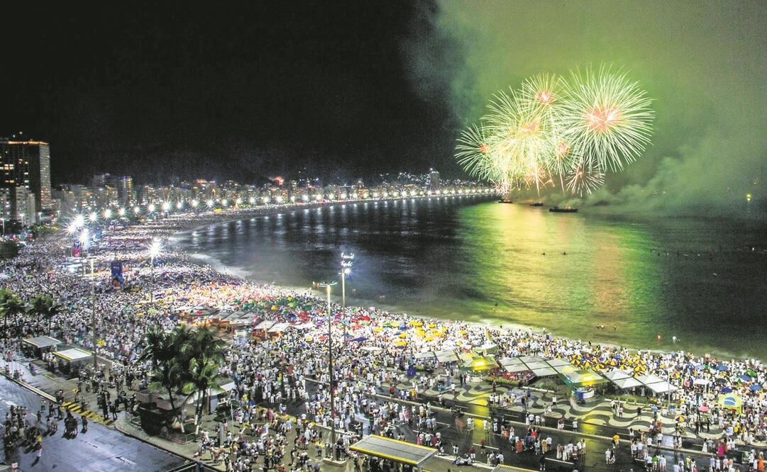 Fuegos artificiales en la playa de Copacabana para conmemorar el Año Nuevo en Río de Janeiro, Brasil, que este año decidirá por Jair Bolsonaro o Lula da Silva. Foto: Daniel Ramalho. AFP