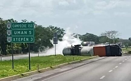 Tráiler con gas LP vuelca en la vía federal Mérida-Campeche; cierran carretera para retirar el vehículo