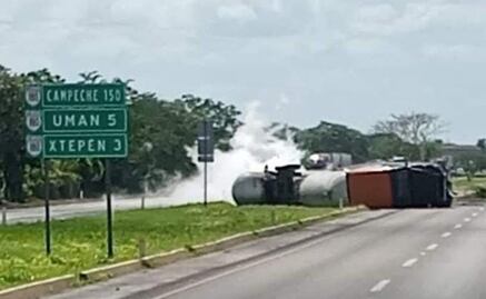Tráiler con gas LP vuelca en la vía federal Mérida-Campeche; cierran carretera para retirar el vehículo
