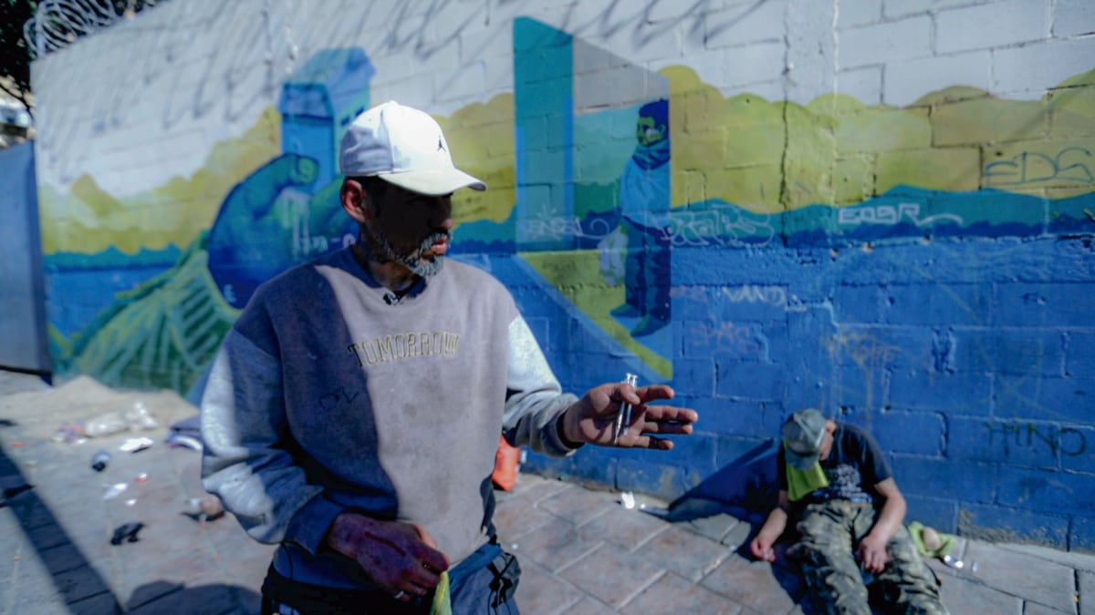 Cirilo, un hombre que consume heroína mezclada con fentanilo, cuenta que ha reanimado a varios amigos con el medicamento y también a él se lo han aplicado. Foto: Paola Reyes