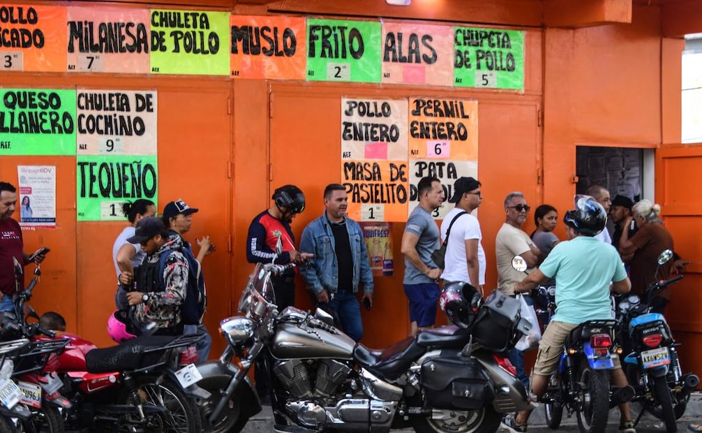 Tras ataque de EU en Venezuela, cientos de comercios permanecen cerrados por lo que venezolanos hacen filas para comprar comida en donde se pueda. FOTO: Jacinto Oliveros / AFP