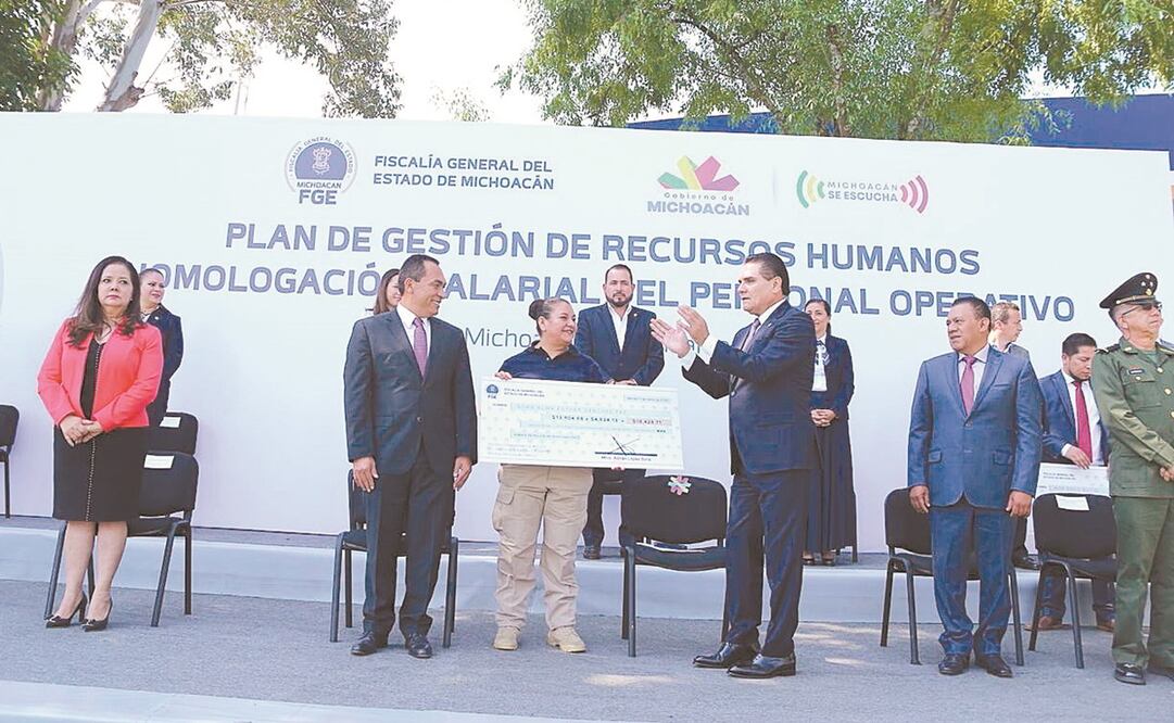 El gobernador Silvano Aureoles Conejo entregó los primeros cheques con el nuevo tabulador. Esta medida, dijo, es un reconocimiento a la labor en el MP. Foto: Especial