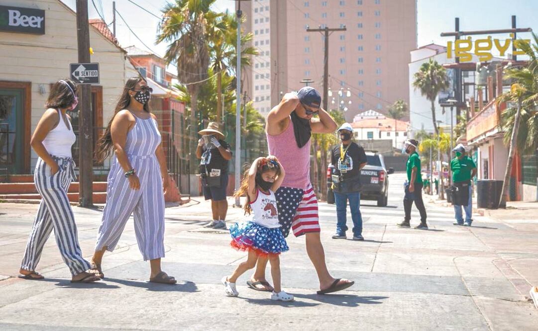 Una familia estadounidense se dirige a festejar la Independencia de su país en uno de los restaurantes de Playas de Rosarito, donde los trabajadores intentan revivir los negocios que el Covid-19 dejó al borde de la quiebra. Foto: OMAR MARTÍNEZ/CUARTOSCURO