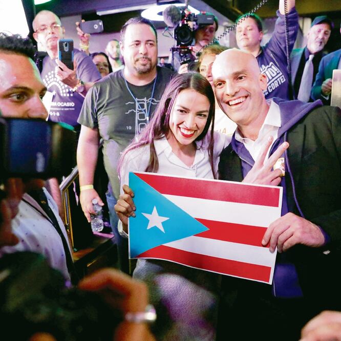 Alexandria Ocasio-Cortez, legisladora hispana electa al Congreso en Nueva York, durante la celebración de su triunfo con simpatizantes. Foto: ANDREW KELLY. REUTERS