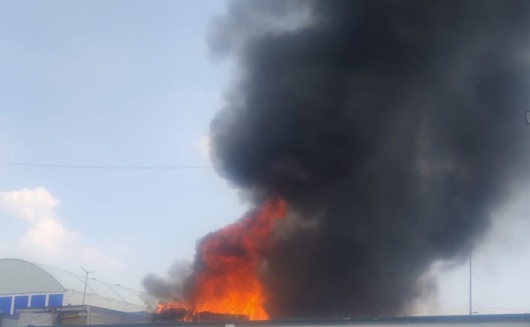 Se queman dos contenedores en la Central de Abasto
Foto: Especial.