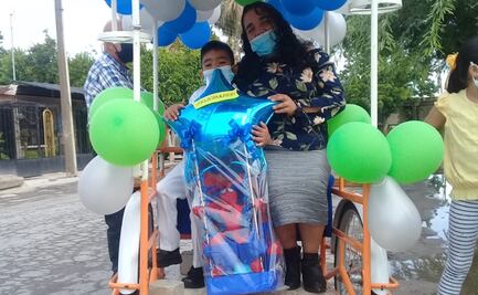 Caravana de graduación en triciclo se hace viral, ahora tendrán paseo en limusina de lujo