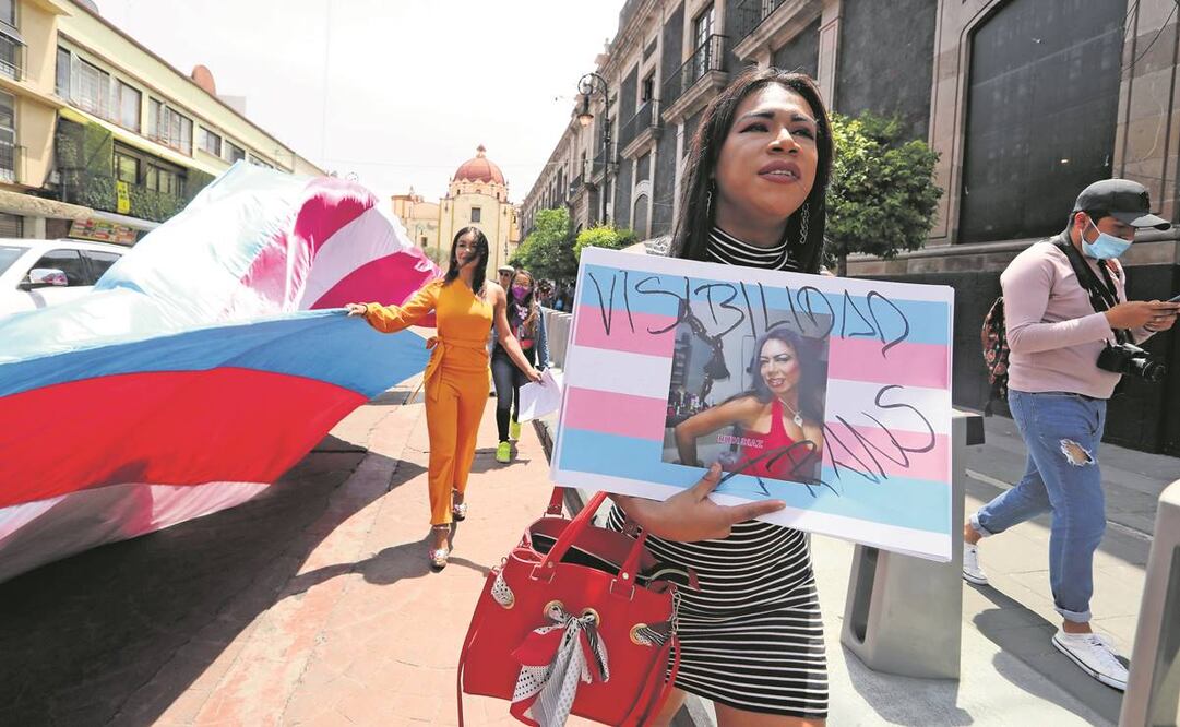 Integrantes de la comunidad transgénero en el Edomex acudieron al Congreso estatal para exigir a los diputa-dos se analice la iniciativa para legalizar el cambio de identidad de género en niños a partir de los 12 años. Foto: Jorge Alvarado/EL UNIVERSAL