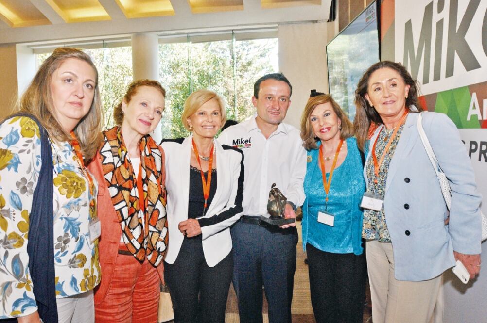 El abanderado del PRI, Mikel Arriola Peñalosa, sostuvo un encuentro con mujeres líderes con quienes charló de inseguridad, movilidad y nuevos proyectos en caso de ganar las elecciones del próximo 1 de julio (CORTESÍA)