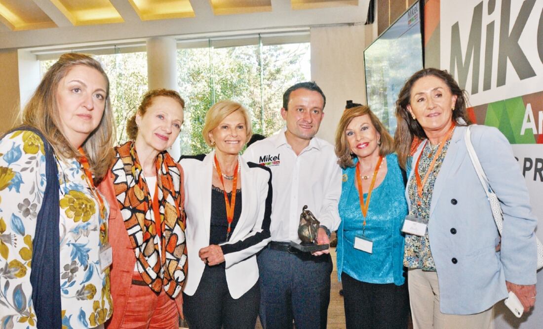 El abanderado del PRI, Mikel Arriola Peñalosa, sostuvo un encuentro con mujeres líderes con quienes charló de inseguridad, movilidad y nuevos proyectos en caso de ganar las elecciones del próximo 1 de julio (CORTESÍA)