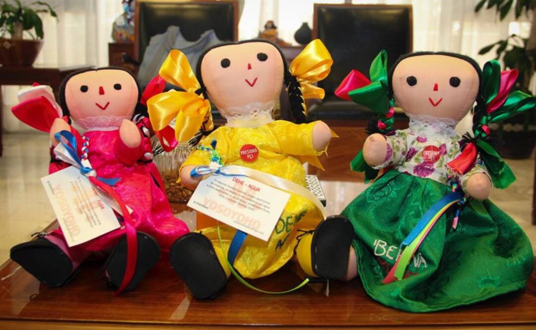 La muñeca porta tenis, pues es un calzado que la mayoría de los indígenas usa para recorrer largos trayectos. (FOTO: Notimex)