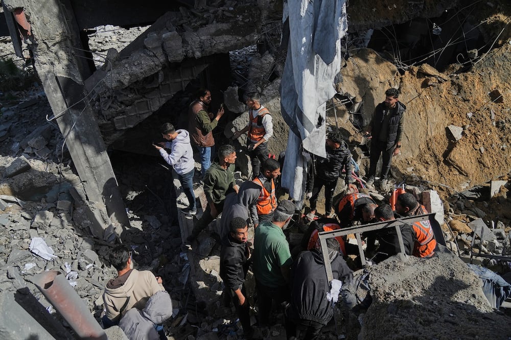 Palestinos buscan cadáveres y sobrevivientes entre los escombros de una comisaría de policía tras un ataque del ejército israelí en la ciudad de Gaza. Foto: AP