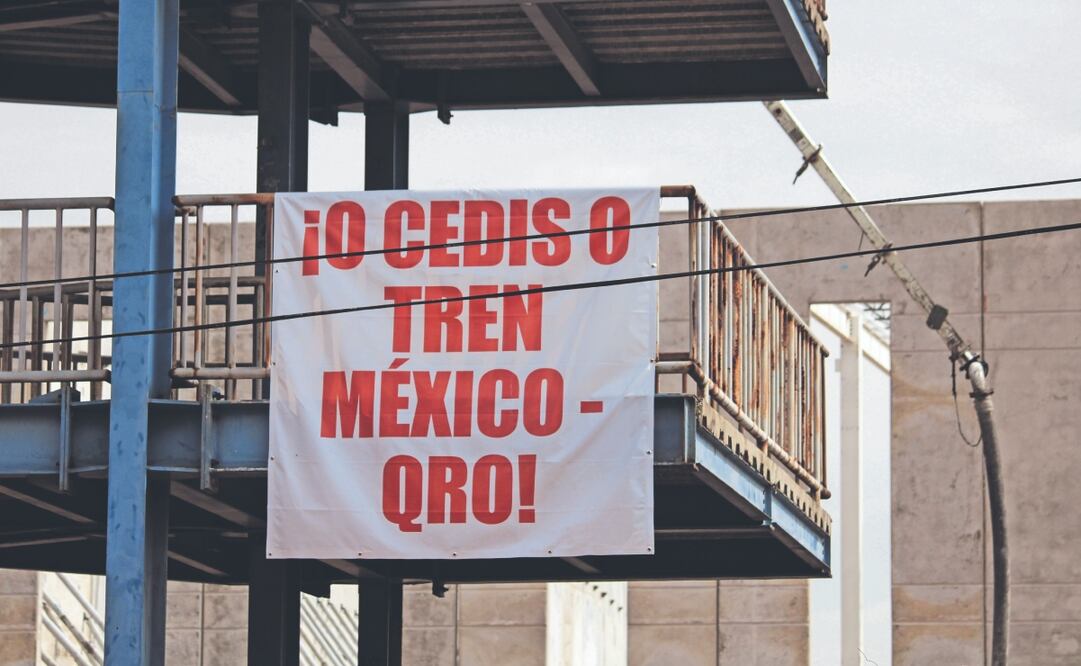 Vecinos inconformes instalaron lonas en los alrededores de la estación Cuautitlán del Tren Suburbano. Foto: de DARÍO LUNA. EL UNIVERSAL