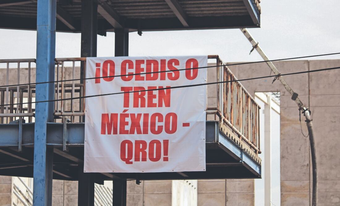 Vecinos inconformes instalaron lonas en los alrededores de la estación Cuautitlán del Tren Suburbano. Foto: de DARÍO LUNA. EL UNIVERSAL