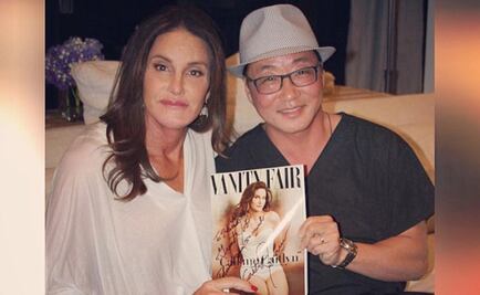 Caitlyn Jenner posa junto a su cirujano plástico