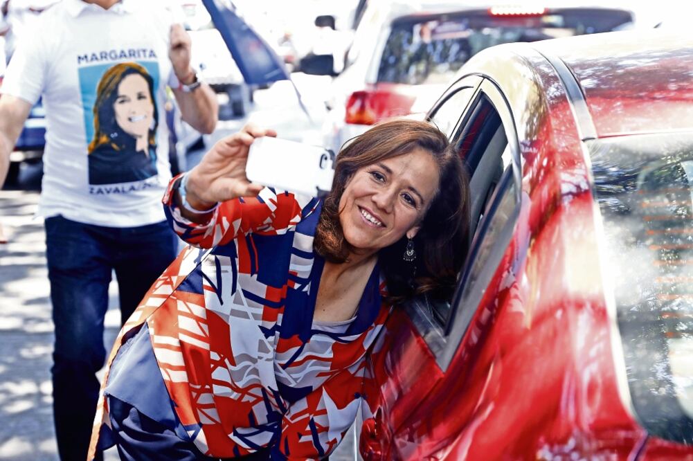 Margarita Zavala realizó un volanteo en la esquina de Avenida Vallarta, en Zapopan, donde los ciudadanos la recibieron de buena manera. Foto: YADÍN XOLALPA. EL UNIVERSAL