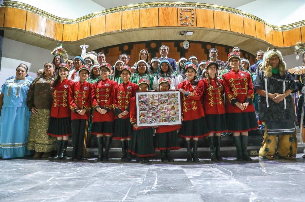 Nuvia Mayorga, titular de la CDI, y Pedro Pablo Treviño, director de la Lotenal (ambos arriba, al centro), encabezaron el Sorteo de Diez, cuyo premio mayor fue de 10 millones de pesos. (GERMÁN ESPINOSA. EL UNIVERSAL)