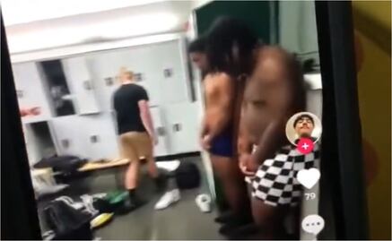 VIDEO: Equipo de Futbol Americano simula venta de esclavos en los vestidores