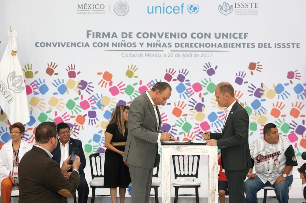El director del ISSSTE, José Reyes Baeza Terrazas, y el representante de UNICEF, Christian Skoog, afirmaron que el acuerdo se enfocará a fortalecer la salud y nutrición materna e infantil, y la protección de los menores de edad. (ISSSTE)